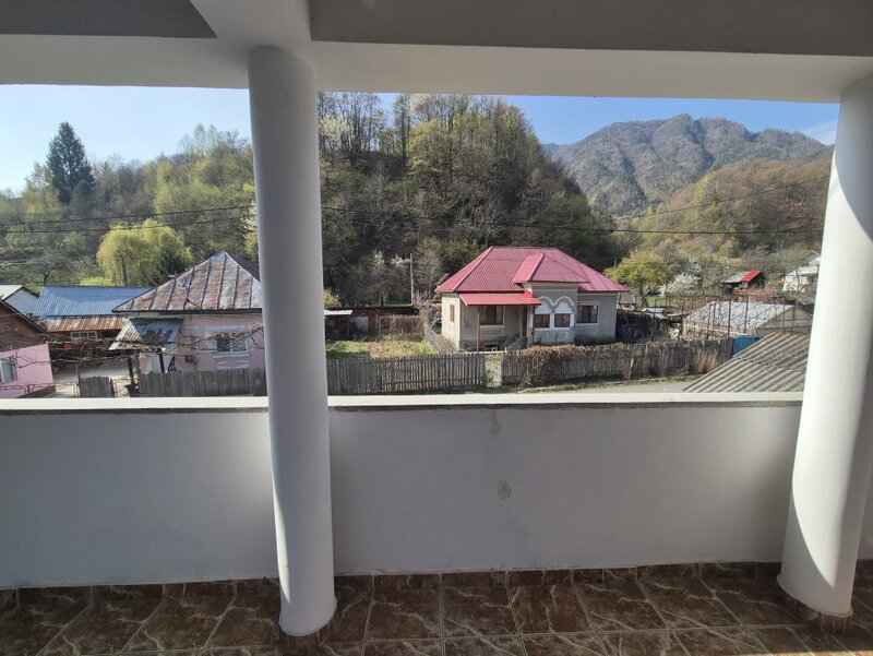 Brezoi, casa cu 5 camere, zona centrala, dar linistita!
