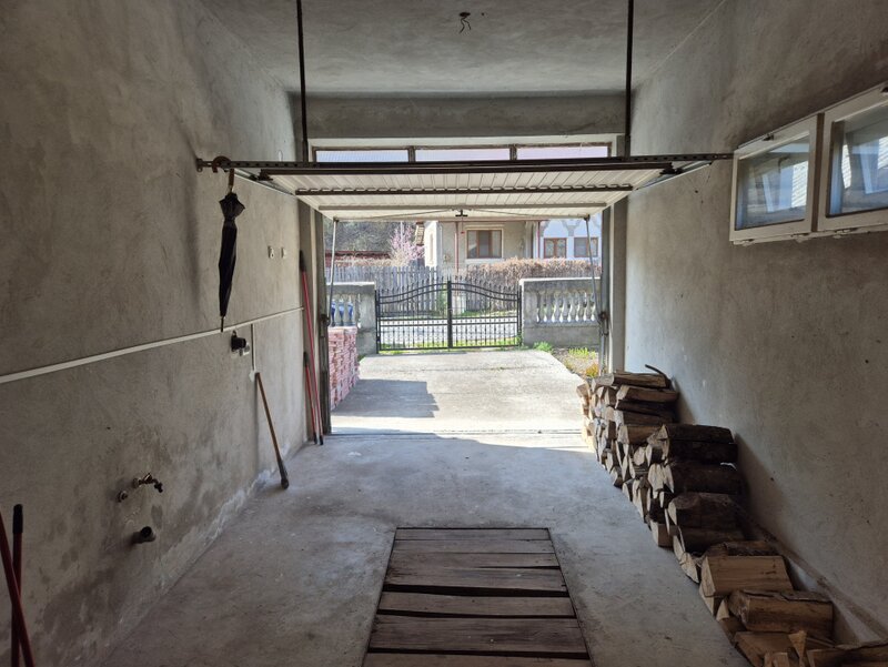 Brezoi, casa cu 5 camere, zona centrala, dar linistita!