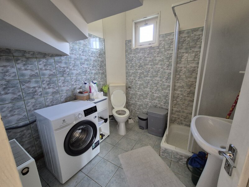 Brezoi, casa cu 5 camere, zona centrala, dar linistita!