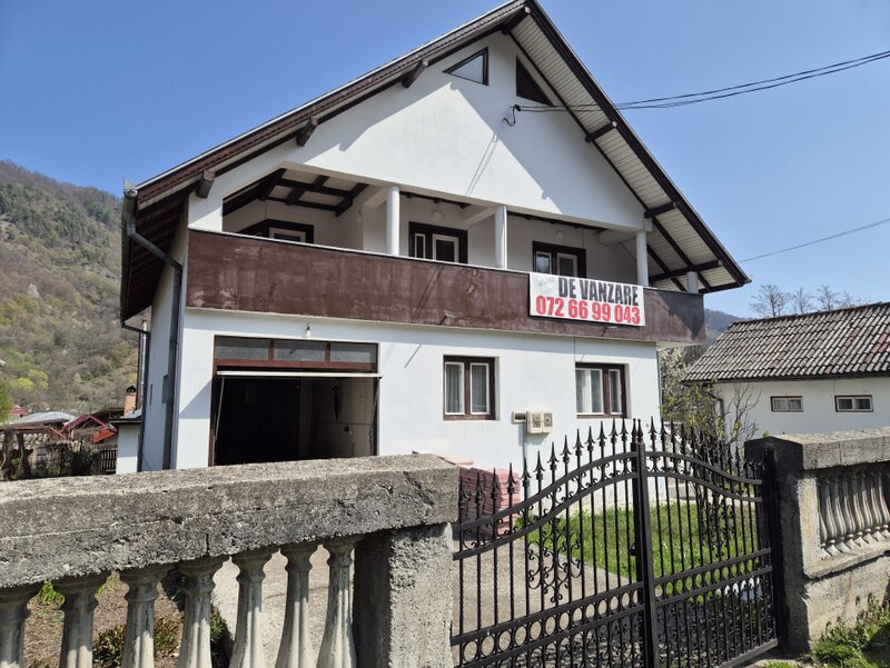 Brezoi, casa cu 5 camere, zona centrala, dar linistita!